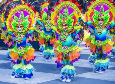 Bacolod, Filipinler - Ekim 28: Katılımcılar üzerinde 28 Ekim 2018 Bacolod Filipinler Masskara Festivali. Ekim ayının dördüncü her Pazar günü düzenlenen bir yıllık festival Masskara olduğunu