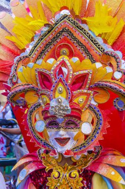 Bacolod, Filipinler - Ekim 28: Katılımcı Bacolod Filipinler üzerinde 28 Ekim 2018 Masskara Festivali. Ekim ayının dördüncü her Pazar günü düzenlenen bir yıllık festival Masskara olduğunu