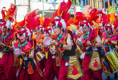 Tokyo - Ağustos 25: Katılımcılar Tokyo Japonya üzerinde 25 Ağustos 2018 Asakusa samba karnaval. Büyük Kuzey yarımkürede türünün Asakusa samba karnaval. 
