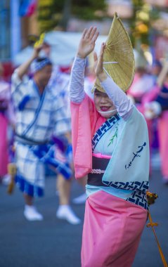Tokyo - Ağustos 26: Katılımcılar Awa Odori Festivali, Tokyo, Japonya üzerinde 26 Ağustos 2018. AWA Odori Japonya'nın en büyük dans festivalidir