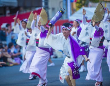 Tokyo - Ağustos 26: Katılımcılar Awa Odori Festivali, Tokyo, Japonya üzerinde 26 Ağustos 2018. AWA Odori Japonya'nın en büyük dans festivalidir