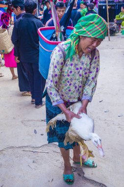 Dong Van, Vietnam - Ekim 16: Hafta sonu Pazar Dong Van Vietnam üzerinde 16 Eylül 2018. Piyasada çevreleyen tepelerden etnik gruplar için ticari bir yer
