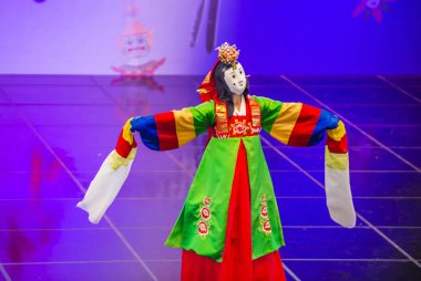 Andong, Kore - Ekim 02: Kore Halk dansçı gerçekleştirmek Andong Güney Kore'de Maskdance Festivali'nde üzerinde 02 Ekim 2018