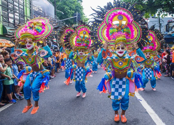 Bacolod, Filipinler - Ekim 28: Katılımcılar üzerinde 28 Ekim 2018 Bacolod Filipinler Masskara Festivali. Ekim ayının dördüncü her Pazar günü düzenlenen bir yıllık festival Masskara olduğunu