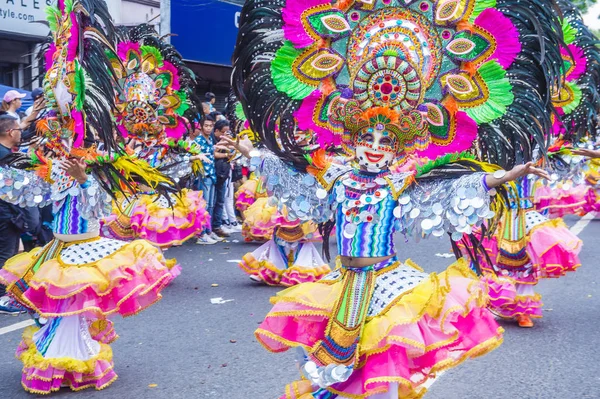 필리핀 2018에 필리핀에서 Masskara 축제에서 참가자 Masskara은 일요일 — 스톡 사진