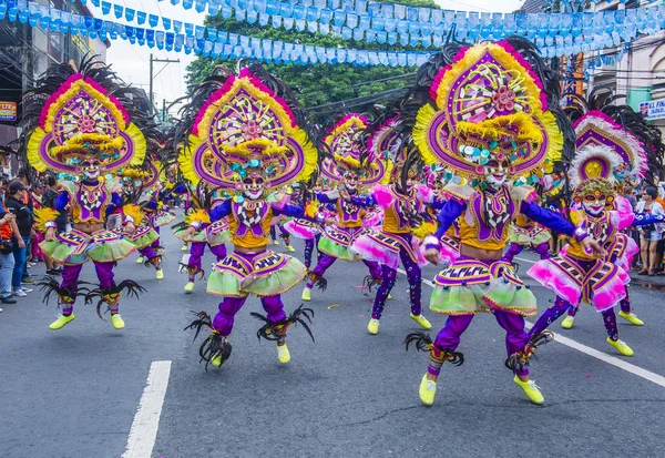 Bacolod, Filipinler - Ekim 28: Katılımcılar üzerinde 28 Ekim 2018 Bacolod Filipinler Masskara Festivali. Ekim ayının dördüncü her Pazar günü düzenlenen bir yıllık festival Masskara olduğunu