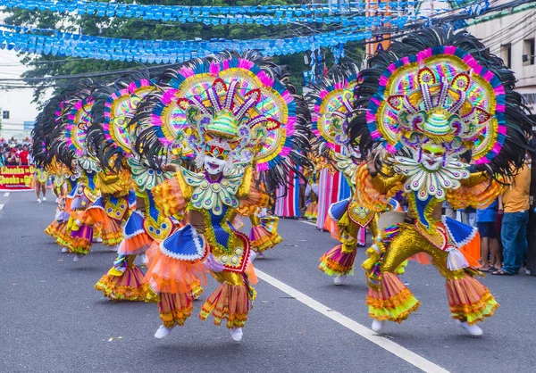 Bacolod, Filipinler - Ekim 28: Katılımcılar üzerinde 28 Ekim 2018 Bacolod Filipinler Masskara Festivali. Ekim ayının dördüncü her Pazar günü düzenlenen bir yıllık festival Masskara olduğunu