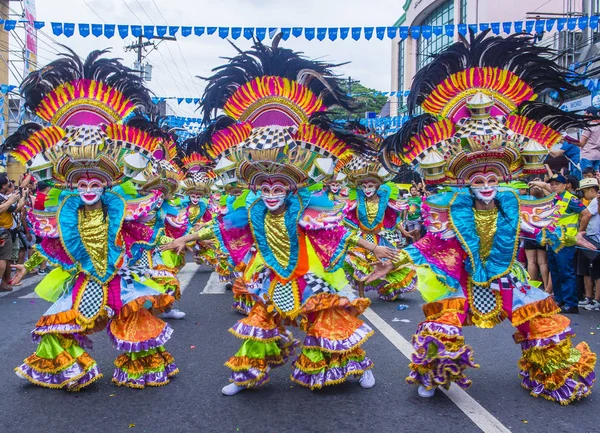 Bacolod, Filipinler - Ekim 28: Katılımcılar üzerinde 28 Ekim 2018 Bacolod Filipinler Masskara Festivali. Ekim ayının dördüncü her Pazar günü düzenlenen bir yıllık festival Masskara olduğunu