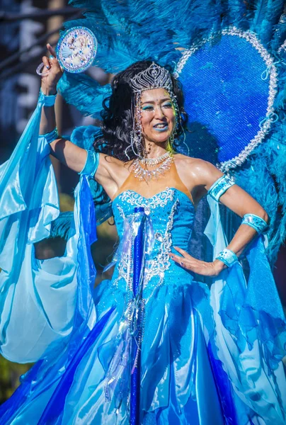 Tokyo - Ağustos 25: Katılımcı Asakusa samba karnaval Tokyo Japonya üzerinde 25 Ağustos 2018. Büyük Kuzey yarımkürede türünün Asakusa samba karnaval. 