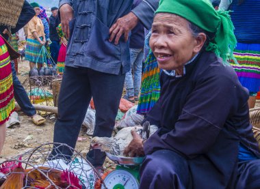 Dong Van Vietnam'da hafta sonu pazarı