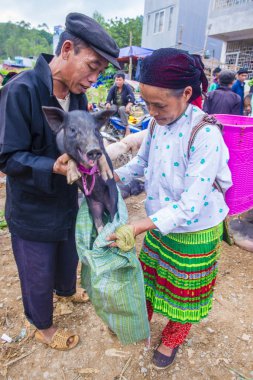 Dong Van Vietnam'da hafta sonu pazarı