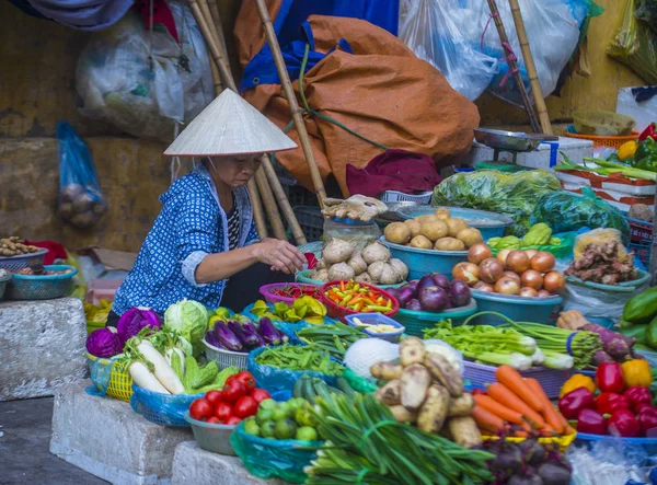 Verkäufer auf dem Markt von Hanoi — Stockfoto