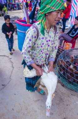 Dong Van Vietnam'da hafta sonu pazarı