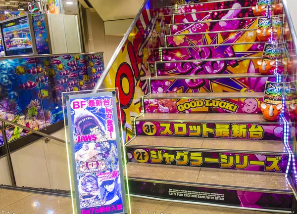 Un salón de pachinko en Tokio — Foto de Stock