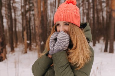 Kız ellerini ısınıyor