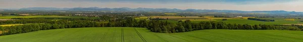 Vista da torre de observação Kanihura, Panorama extra largo da bela paisagem Morávia com montanhas Beskydy no fundo — Fotografia de Stock