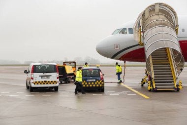 11 Ocak, 2018, Pradubice Havaalanı, Airbus A320, Redwings editoryal fotoğrafı