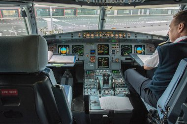 11 Ocak, 2018, Pradubice Havaalanı, kokpit Airbus A320, Redwings editoryal fotoğrafı