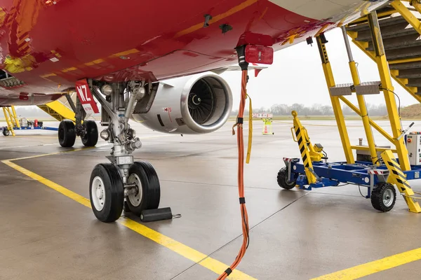 11 Ocak, 2018, Pradubice Havaalanı, Airbus A320, Redwings editoryal fotoğrafı
