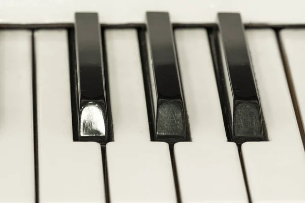 Teclado de piano preto e branco — Fotografia de Stock