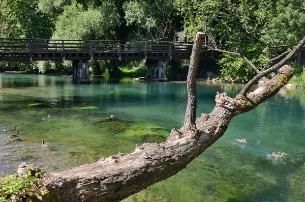 Drewniany most nad rzeką Una w Bihać — Zdjęcie stockowe