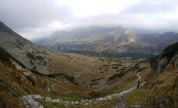 Czarny staw Polski, vista con el sendero del pie, High Tatra, Vista desde Zawrat — Foto de Stock