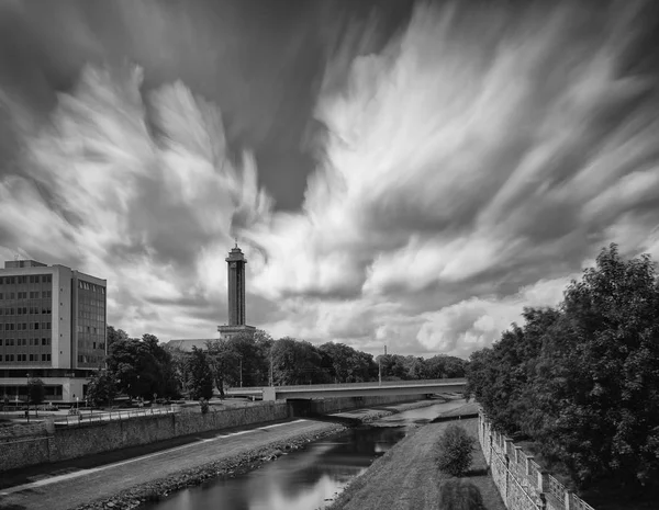 Nuevo ayuntamiento de Ostrava, vista desde el río Ostravice — Foto de Stock