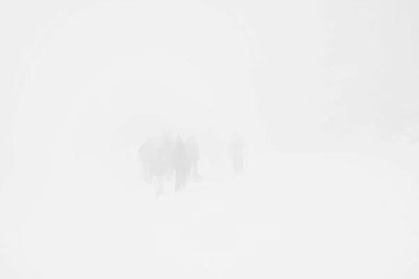 Grupo Siluetas Personas Días Nevados Nevados — Foto de Stock