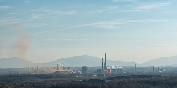 Mittal εργοστασίου χαλυβουργίας στην Οστράβα με Lysa κορυφή στο παρασκήνιο, Τσεχική Δημοκρατία — Φωτογραφία Αρχείου
