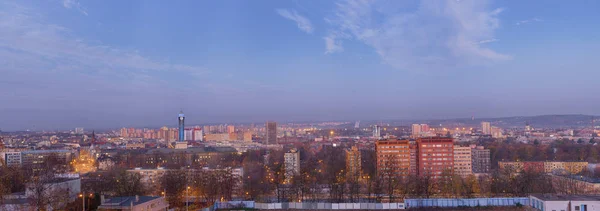 Extra breda panorama Ostrava city på morgonen. Utsikt från Bazaly. Tjeckien — Stockfoto