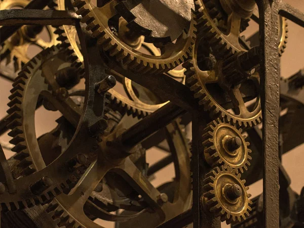 Image détaillée des roues dentées dans l'horloge grand-père — Photo