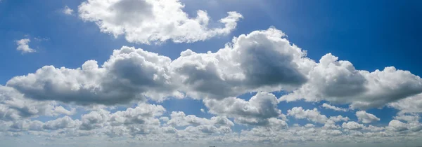 Blauer Himmel mit weißen Wolken — Stockfoto