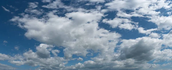 Céu azul com nuvens brancas — Fotografia de Stock