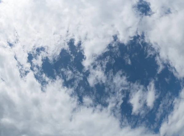 Blauer Himmel mit weißen Wolken — Stockfoto