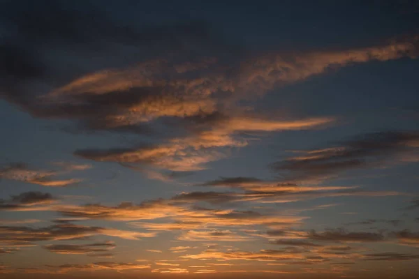 Céu Ardente Dramático Durante Pôr Sol Com Fundo Azul — Fotografia de Stock