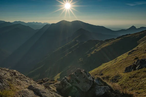 Ηλιοβασίλεμα High Tatra Απευθείας Ακτίνες Του Ήλιου Kasprowy Wierch — Φωτογραφία Αρχείου