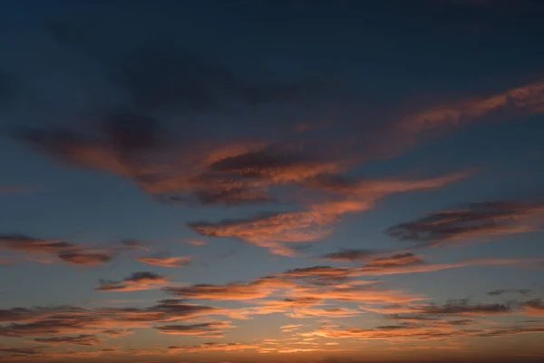Cielo ardiente dramático durante el atardecer con fondo azul, Polonia —  Fotos de Stock