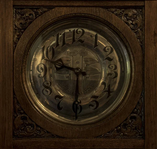 Zegar dziadka w drewnianej walizki — Zdjęcie stockowe