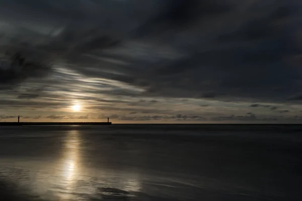 Nublado atardecer sobre el mar, Mar Báltico, Polonia — Foto de Stock