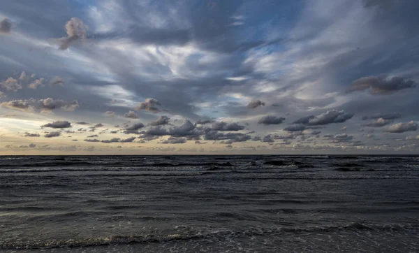 Pôr do sol nublado sobre o mar, mar Báltico, Polónia — Fotografia de Stock