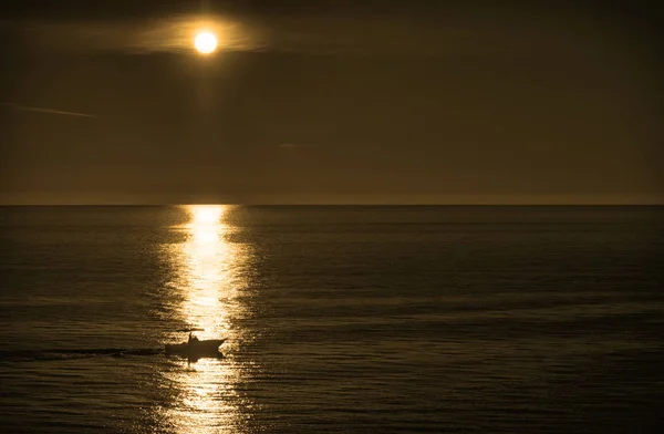 Zachód słońca za Morzem Adriatyckim z łodzią, Słowenia — Zdjęcie stockowe
