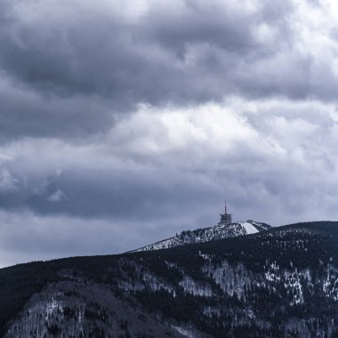 Lysa hora zirvesi kışın karla kaplı