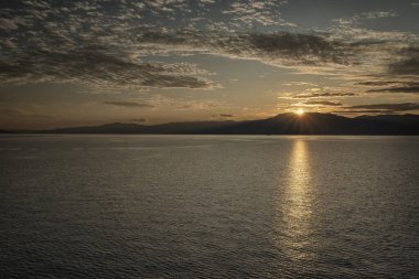 Arka planda dağlarla sakin deniz, günbatımı, Rijeka, Hırvatistan