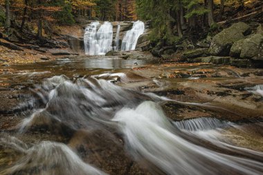 Su akıntılı Mumlava şelalesi, Krkonose, Çek Cumhuriyeti