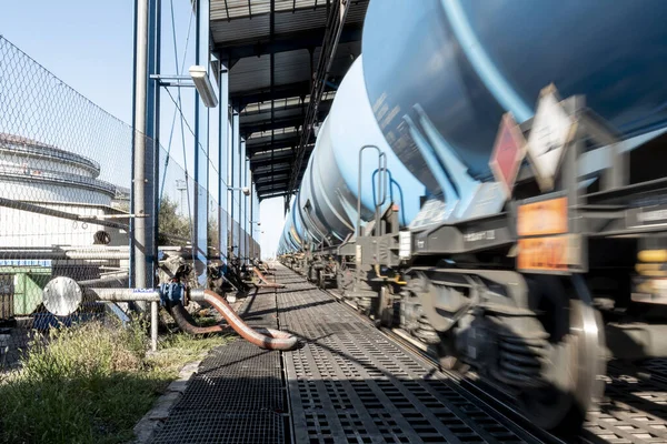 スロベニアの鉄道駅の移動中の鉄道タンク — ストック写真