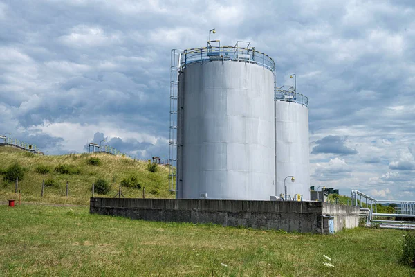 Två Petrokemiska Tankar Bränslebasen Med Underjordiska Tankar Bakgrunden — Stockfoto