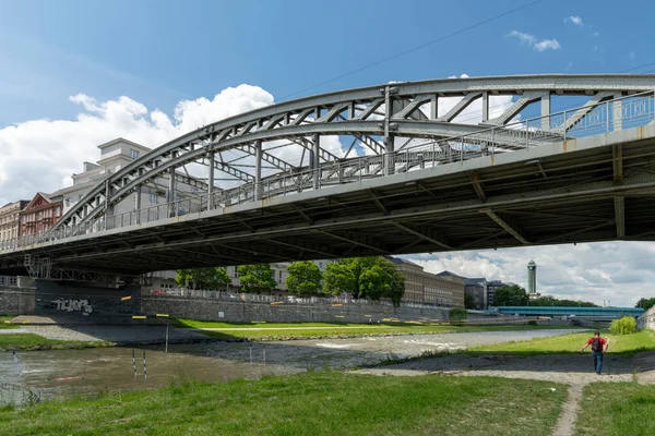 Milos Sykora bro över floden Ostravice, Ostrava på sommaren, Tjeckien — Stockfoto