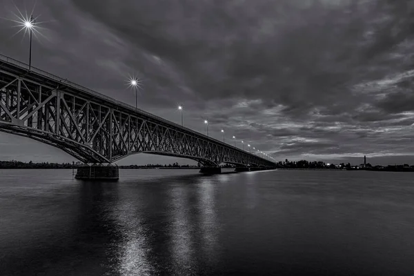 Legiones del Mariscal Jozef Pilsudski Puente sobre Wisla en la noche, Plock, Polonia — Foto de Stock