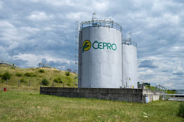 25 juli 2020, Hajek, Karlovy Vary, Tjeckien, Redaktionell bild av två petrokemiska tankar på Cepro bränslebasen med underjordiska tankar på bakgrunden — Stockfoto