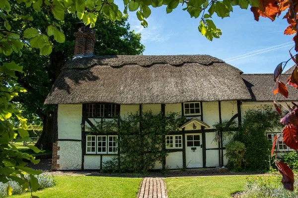 Casa antigua inglesa con techo de juncos, Inglaterra — Foto de Stock